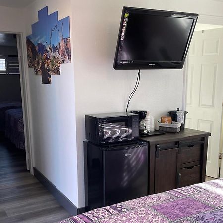 פנגואיץ' Purple Sage Motel מראה חיצוני תמונה