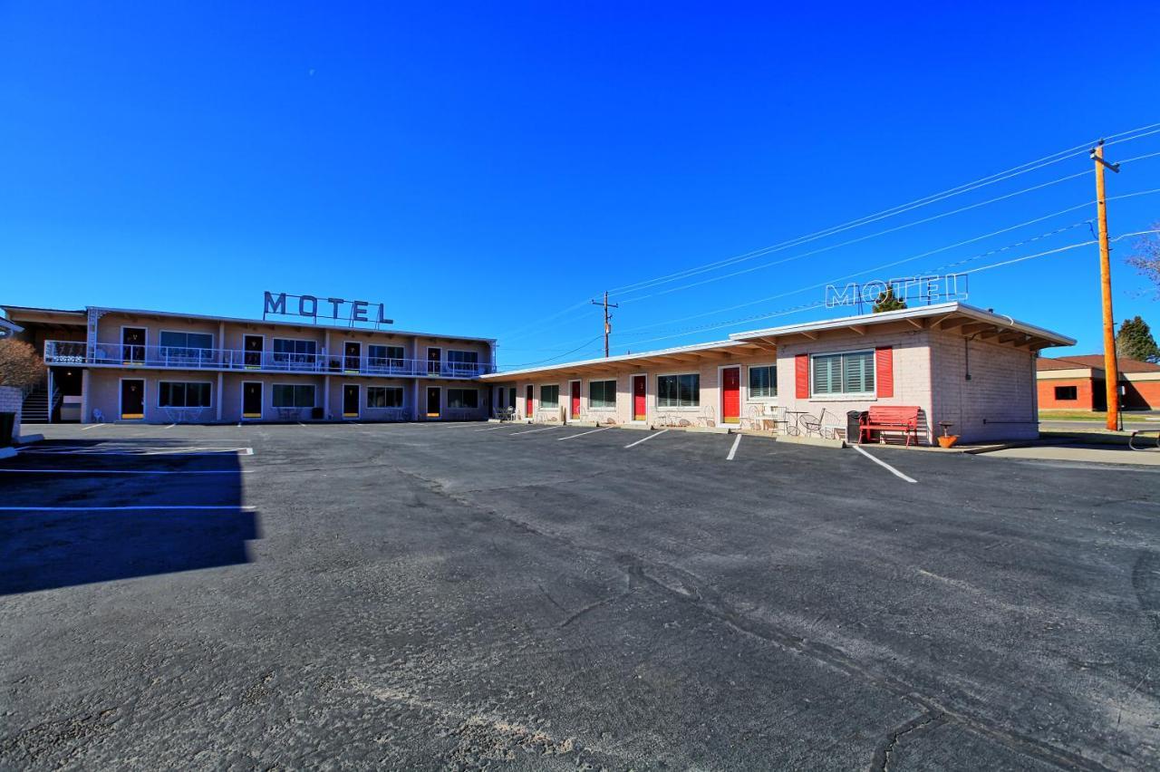 פנגואיץ' Purple Sage Motel מראה חיצוני תמונה