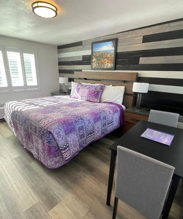 פנגואיץ' Purple Sage Motel מראה חיצוני תמונה