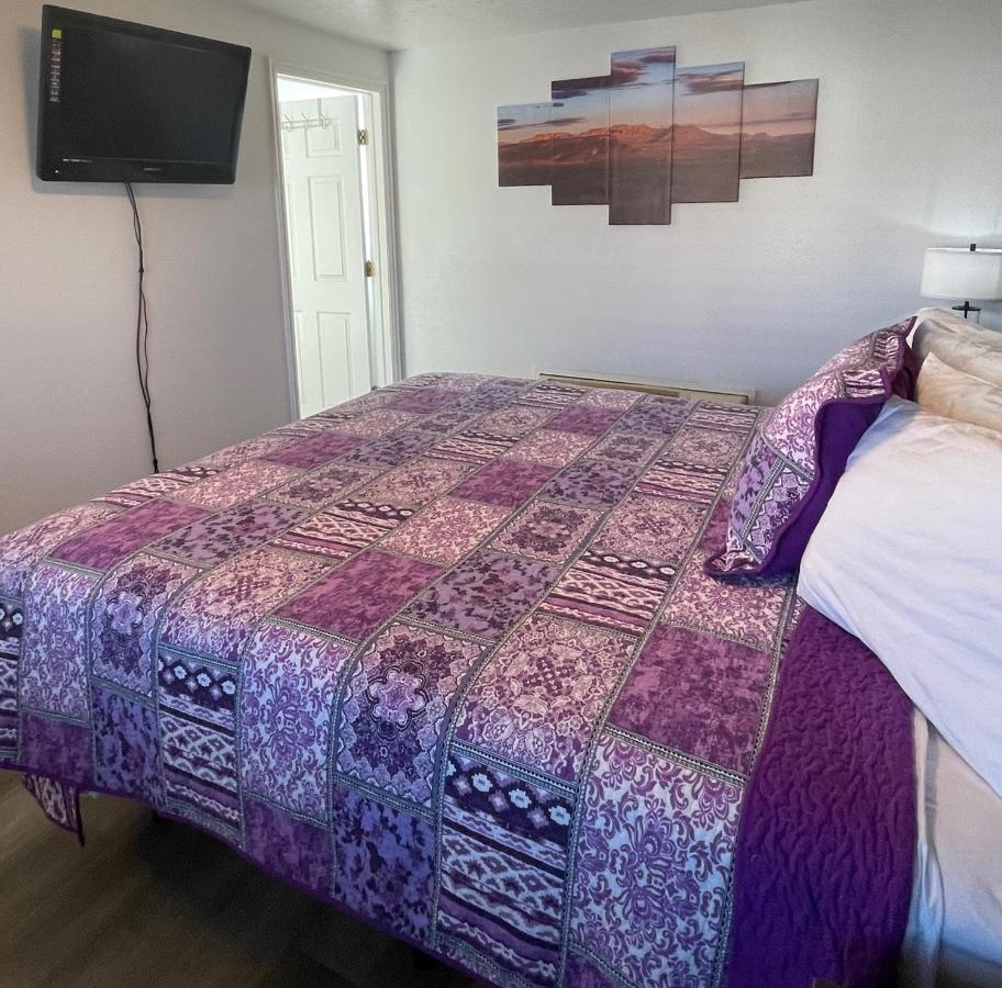 פנגואיץ' Purple Sage Motel מראה חיצוני תמונה