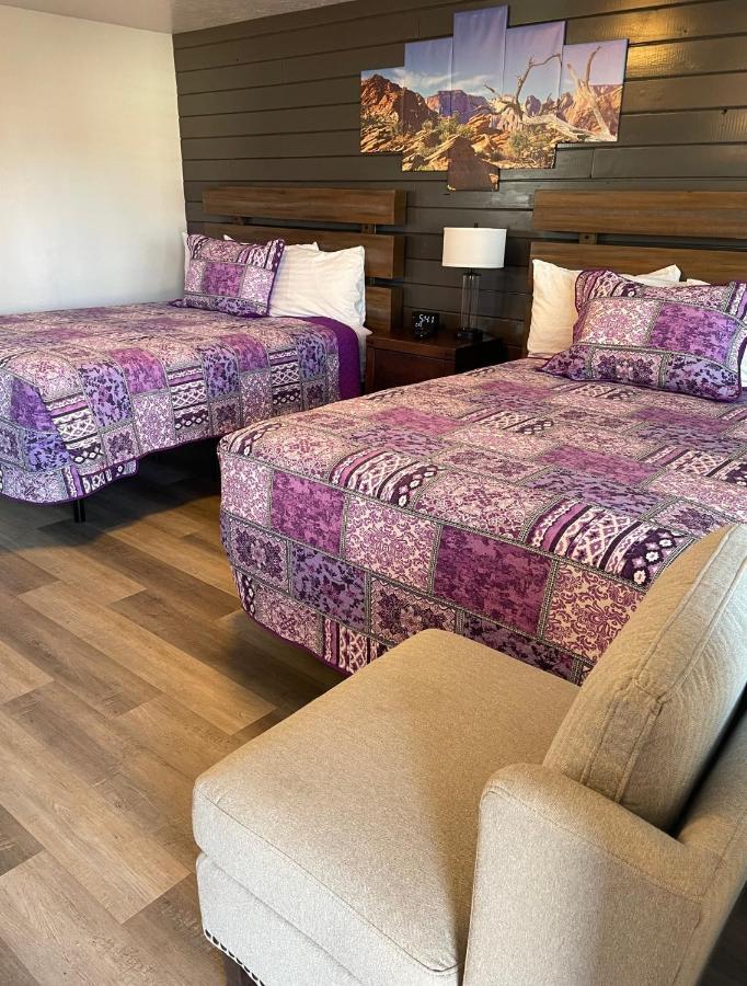 פנגואיץ' Purple Sage Motel מראה חיצוני תמונה