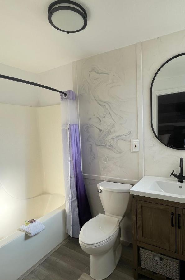 פנגואיץ' Purple Sage Motel מראה חיצוני תמונה